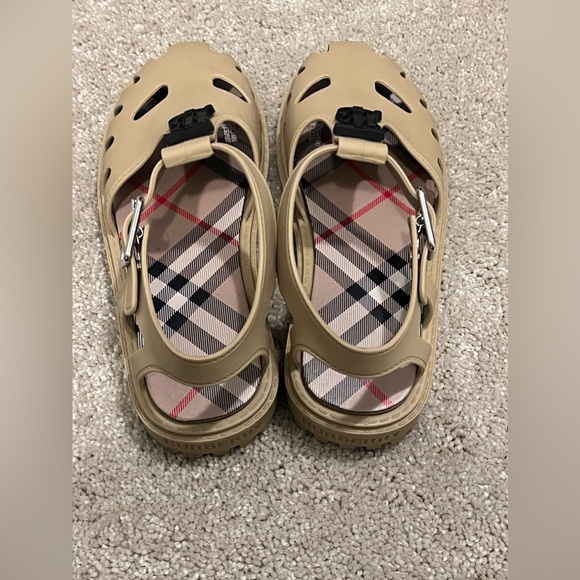 Burberry unisex shoes, color tan size 32 - Picture 2 of 5